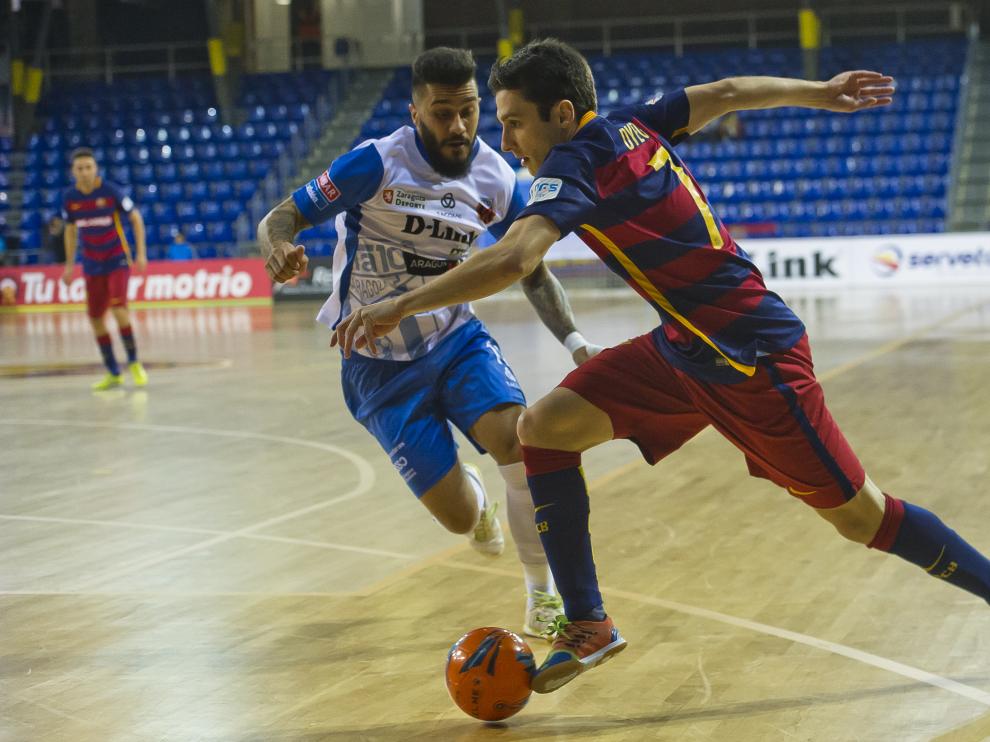 Caio Alves defiende a un rival que intenta driblar por la banda.