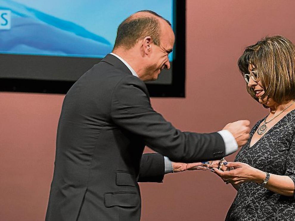 Javier Cendoya, director de Edelvives España, entrega el premio a Ana Alcolea.