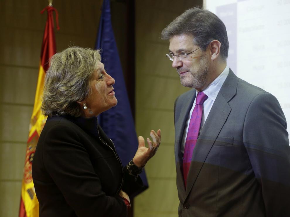 El ministro de Justicia, Rafael Catalá conversa con la presidenta de la Asociación Empresarial del Seguro (UNESPA), Pilar González de Frutos.