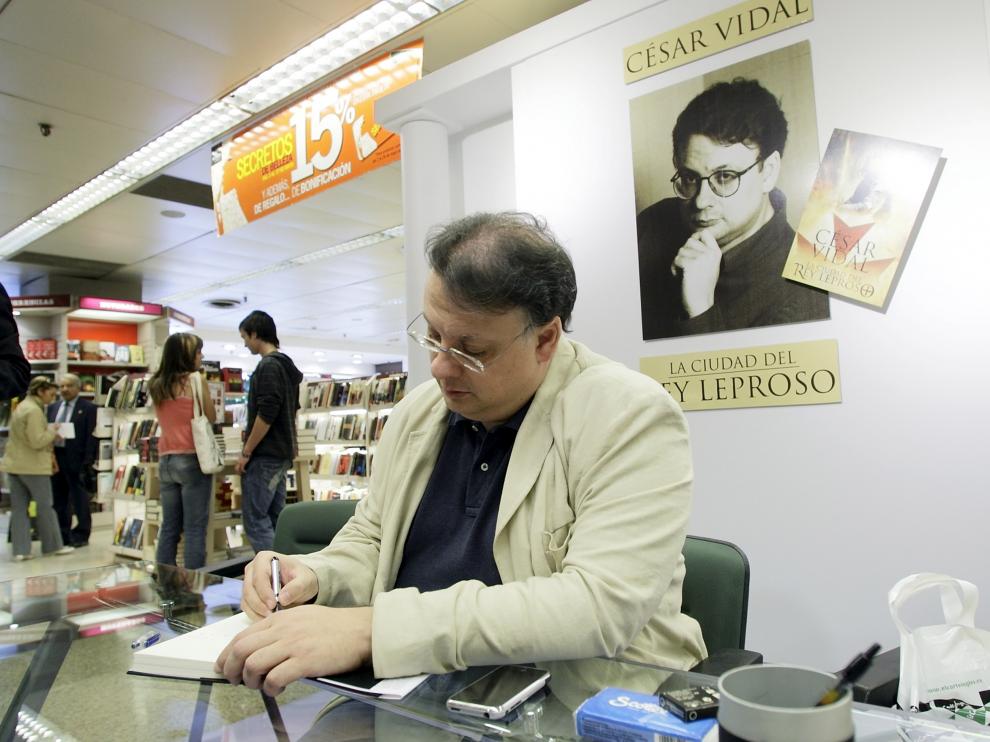 Cesar Vidal firmando libros en El Corte Inglés