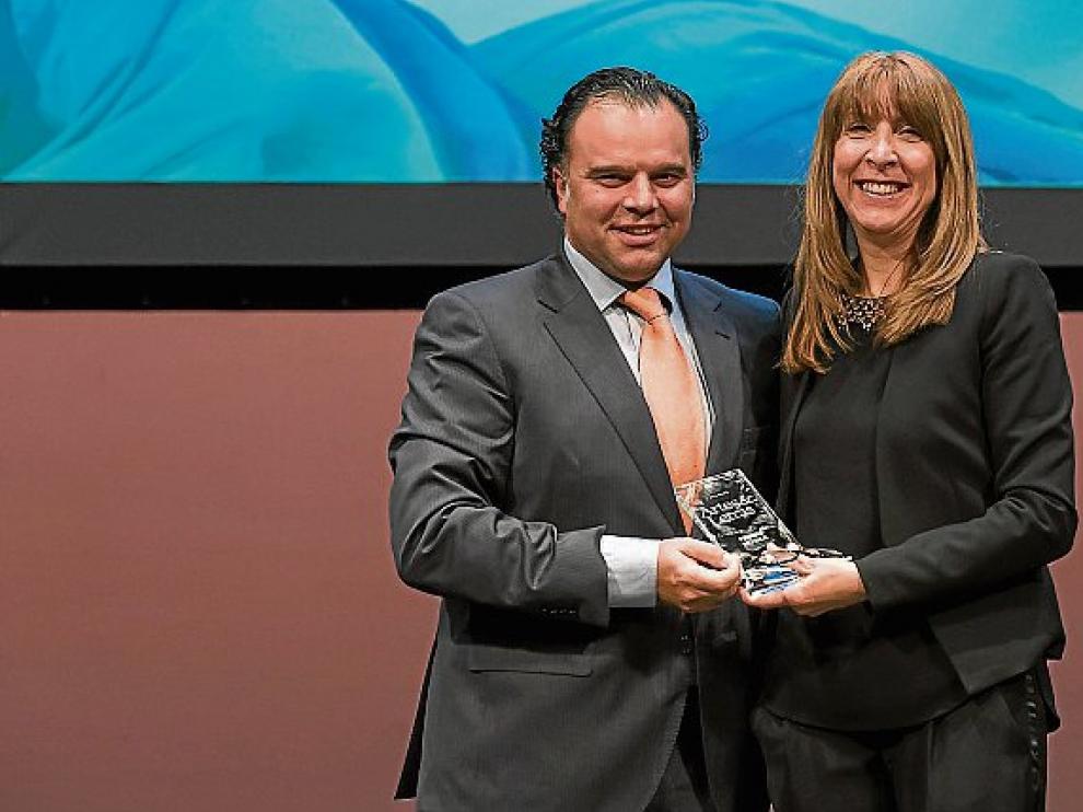 Fernando de Yarza, consejero de Grupo Heraldo, y Berta Fernández, delegada de Cultura de la DPH.