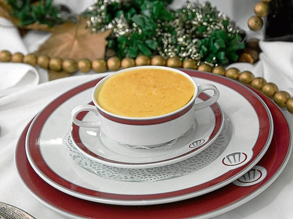 El alioli y la clara de huevo montada y gratinada coronan la sopa.