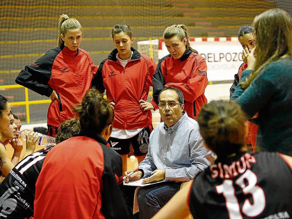 Javier Aladrén da instrucciones a sus jugadoras en un partido del BF Aragón de este curso.