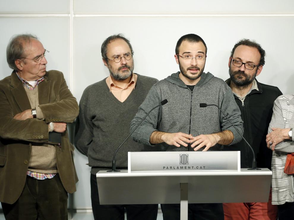 El diputado de la CUP Albert Botran (c), junto a los demás parlamentarios de su grupo