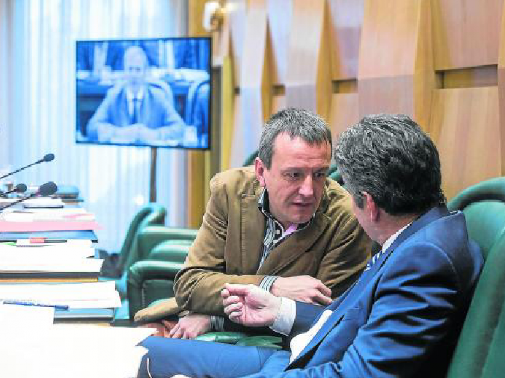 El concejal de Economía, Fernando Rivarés, dialoga con el edil del PSOE Javier Trívez.