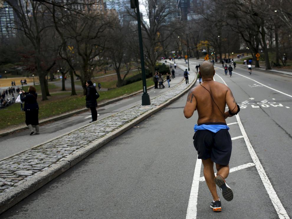 Un hombre corriendo sin camiseta en pleno diciembre