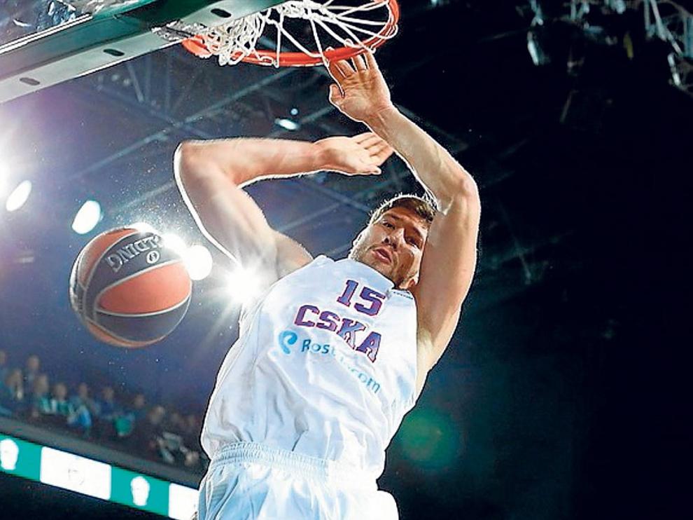Slava Kravtson machaca el aro, durante el partido de Euroliga entre el CSKA y el Brose Basket.