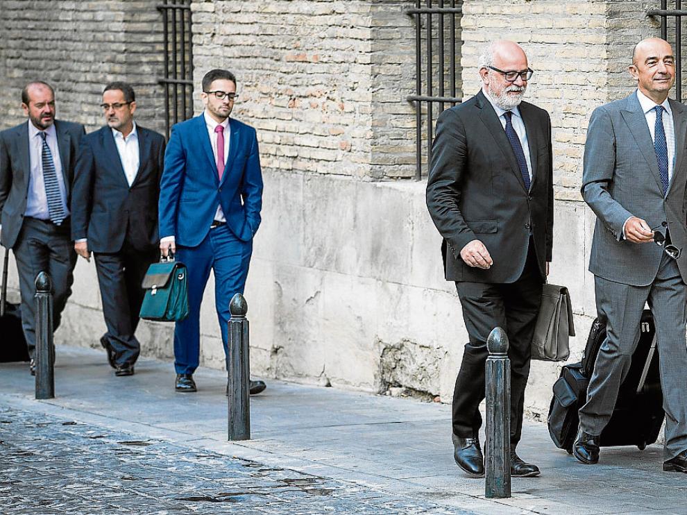 Carlos Esco y Agapito Iglesias, junto a sus abogados, a su llegada a la Audiencia por el caso Naves.