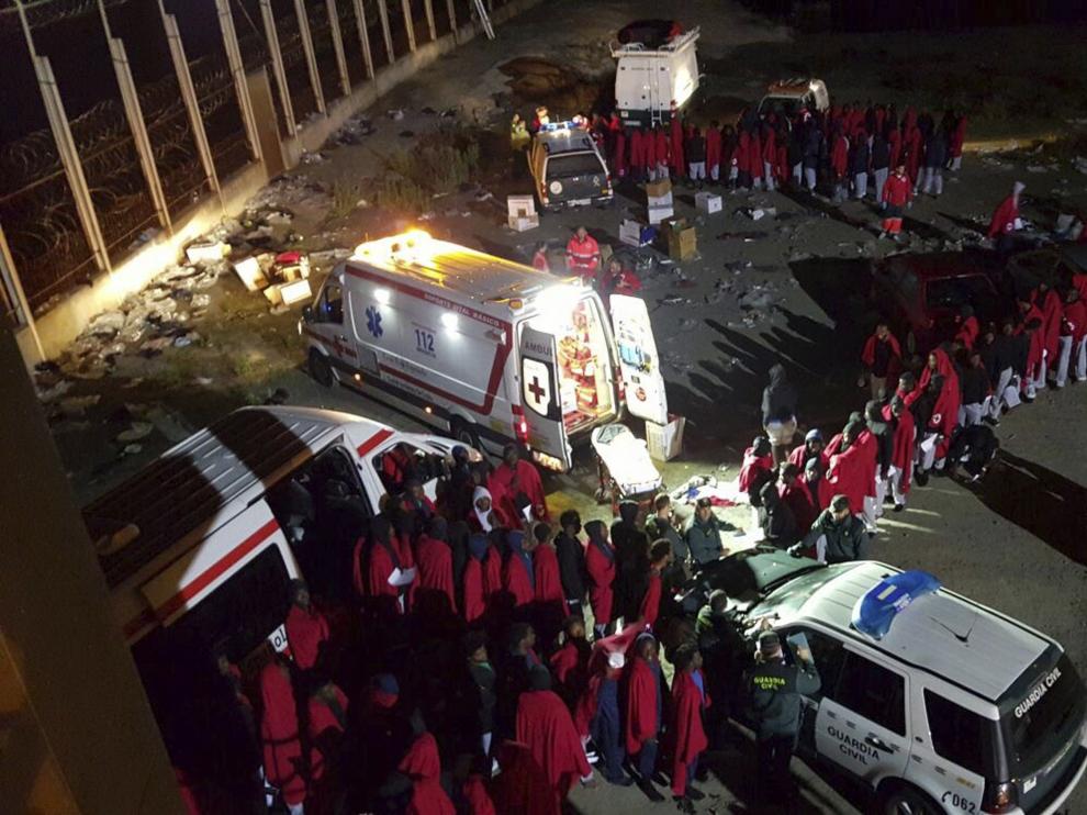 Un grupo de 185 inmigrantes entran en Ceuta saltando la valla en plena Nochebuena