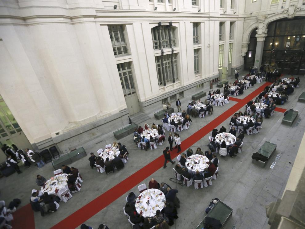 Cena de Nochebuena para personas sin hogar en el Palacio de Cibeles.