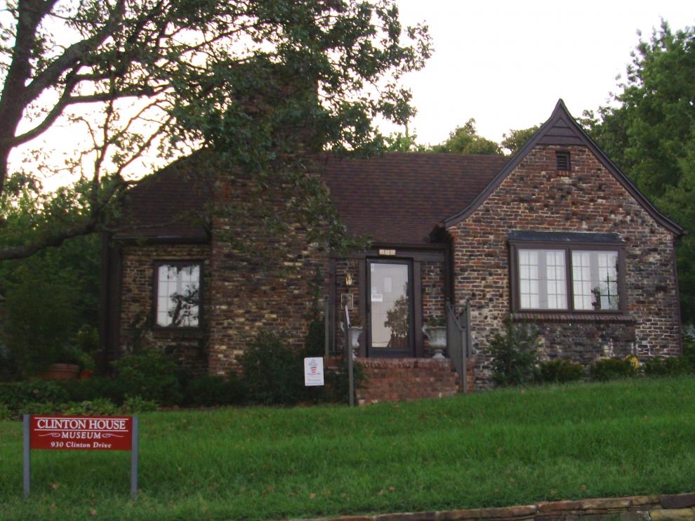 La casa museo de Bill Clinton en Arkansas que ha sido incendiada.