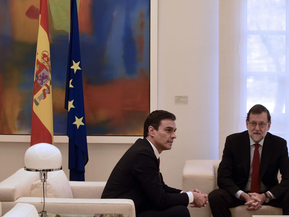 Pedro Sánchez y Mariano Rajoy, en una reunión en la Moncloa el pasado 23 de diciembre.