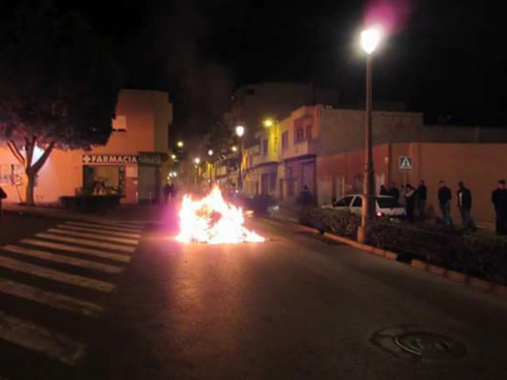 Fuegos incontrolados tras el asesinato de un inmigrante en Roquetas de Mar, este sábado.