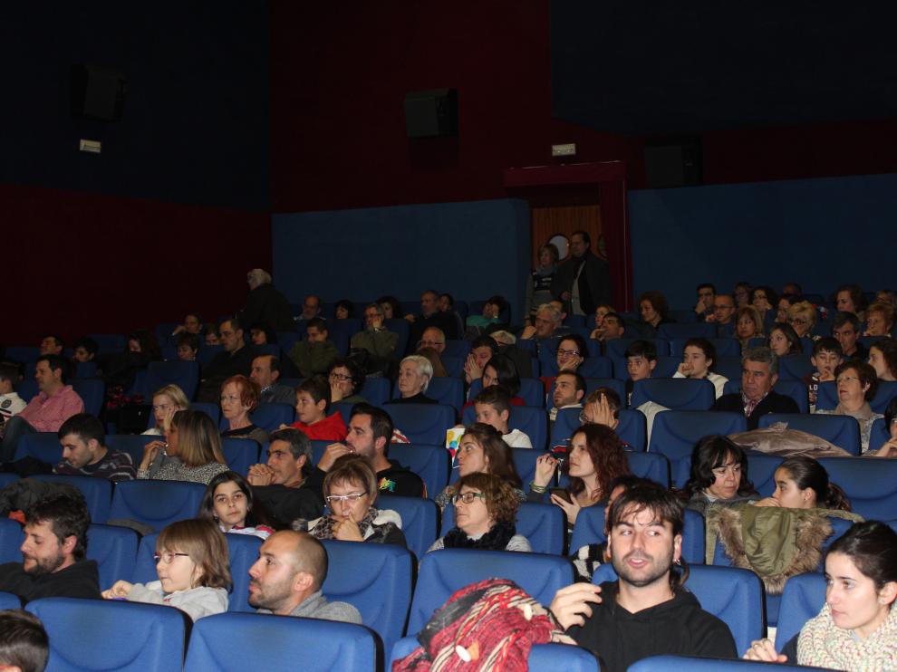 Multitudinaria proyección de la película 'El bandido Cucaracha' en Sariñena