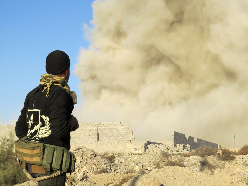 Un miembro de las fuerzas pro iraquíes, en los alrededores de Ramadi