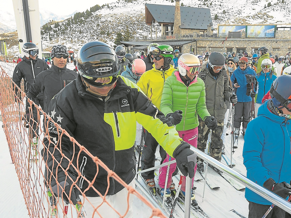 Usuarios de Formigal en el telesilla de Anayet, en una jornada de soleada y perfecta para esquiar.
