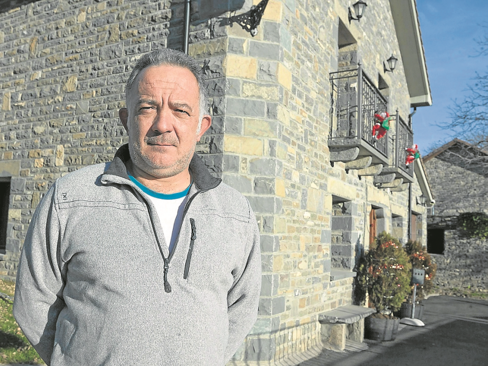 Casa rural en Escuer. Fernando Gil, propietario de la Borda Os Pericos de Escuer, localidad próxima a Biescas, ha mantenido ocupadas las dos casas que alquila en Navidad y cuenta con reservas hasta el día 2. Aunque otros años con más nieve ya tenía client