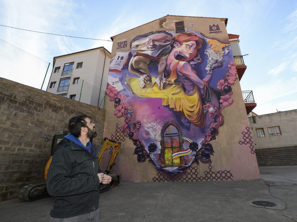 Casanova mira el trampantojo sobre el asilo y Monguió, de M. Trazo y Mahow. Es el mural más grande.