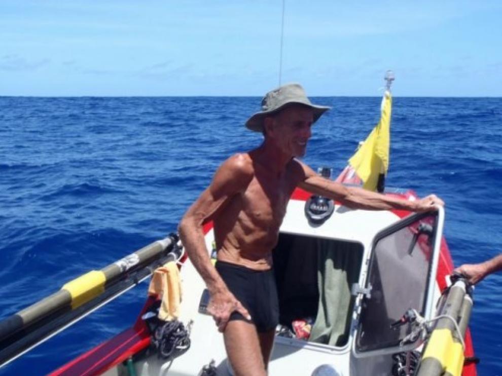 John Beeden, primer hombre que cruza a remo sin escalas el océano Pacífico, en su bote.