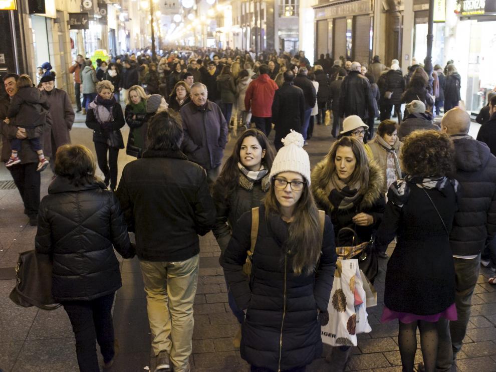 Los descuentos llenaron ayer el centro de la ciudad, como la calle Alfonso, con cientos de zaragozanos en busca de las ofertas.