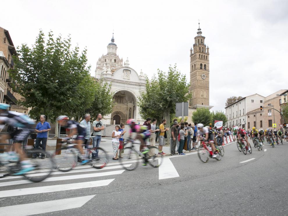 El pelotón de la Vuelta, a su paso por delante de la catedral de Tarazona en la última edición de la prueba.