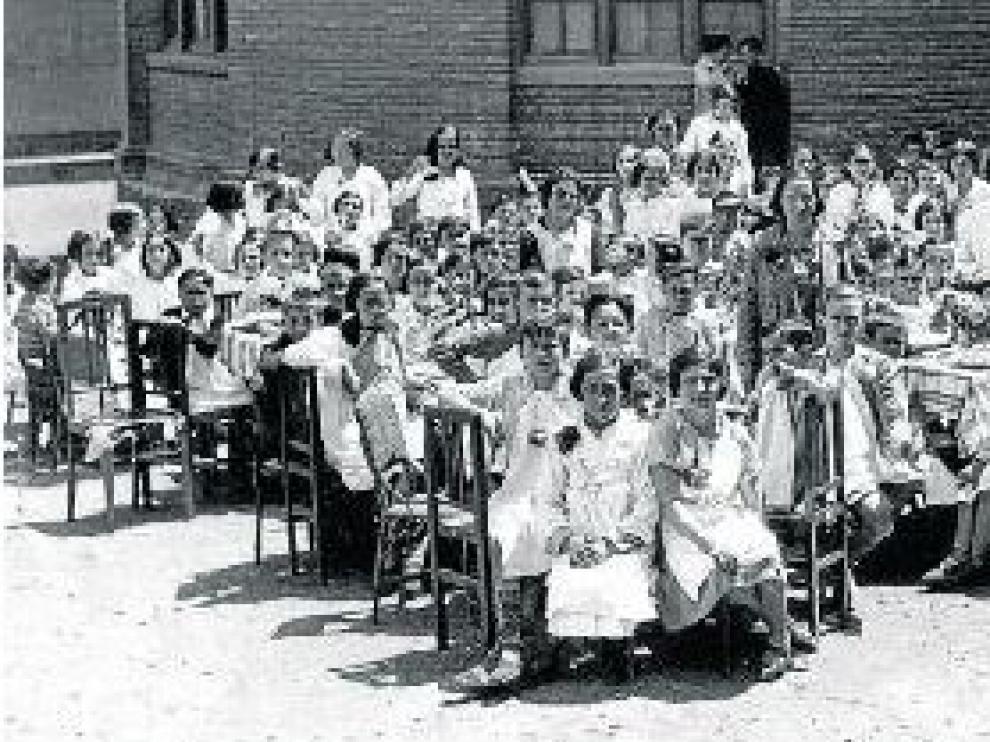 El colegio Joaquín Costa de Zaragoza, entre lo más antiguos. Esta antigua fotografía muestra a un grupo de alumnos del grupo escolar Joaquín Costa, de Zaragoza, inaugurado a finales de la década de 1920.