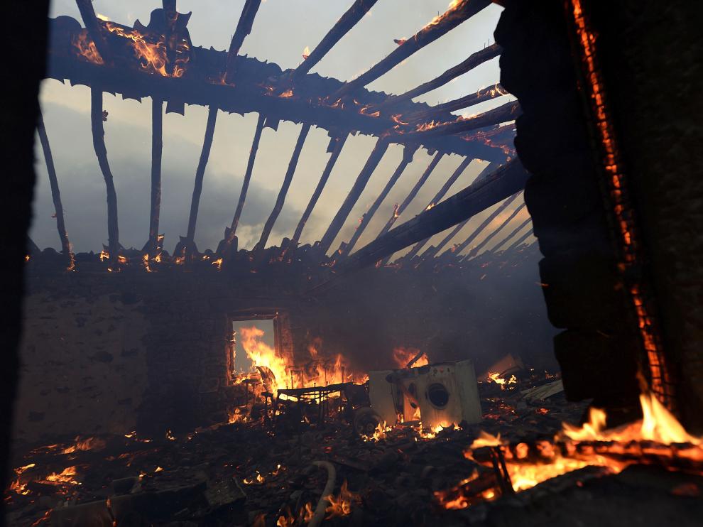 Estado en el que ha quedado una cuadra afectada por el incendio forestal originado cerca de la localidad cántabra de Viernoles.