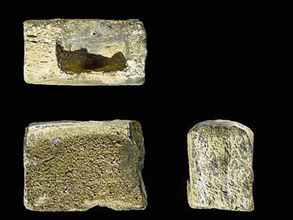 Fragmentos del monumento funerario recién descubierto.