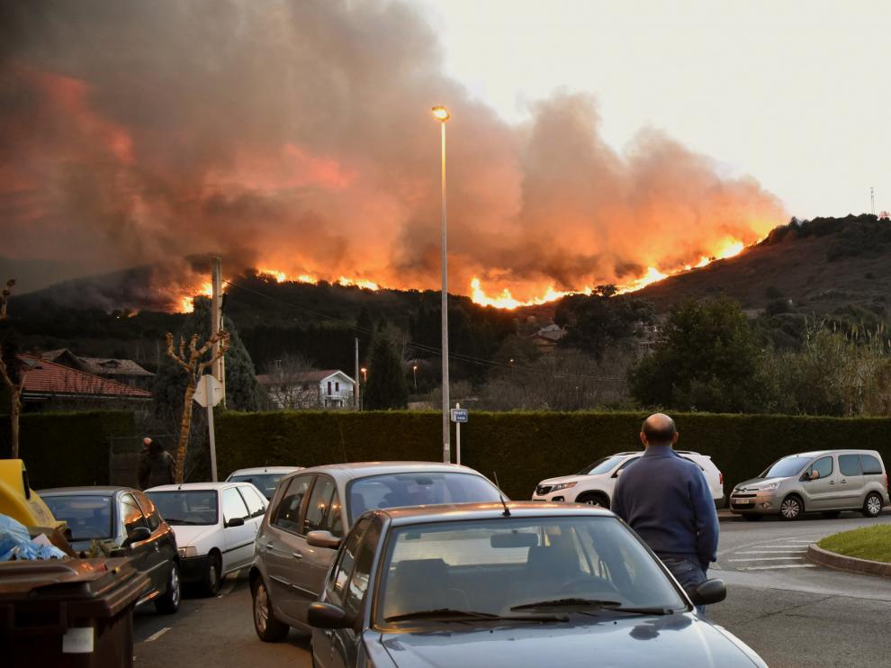 El incendio forestal declarado este domingo en Berango.