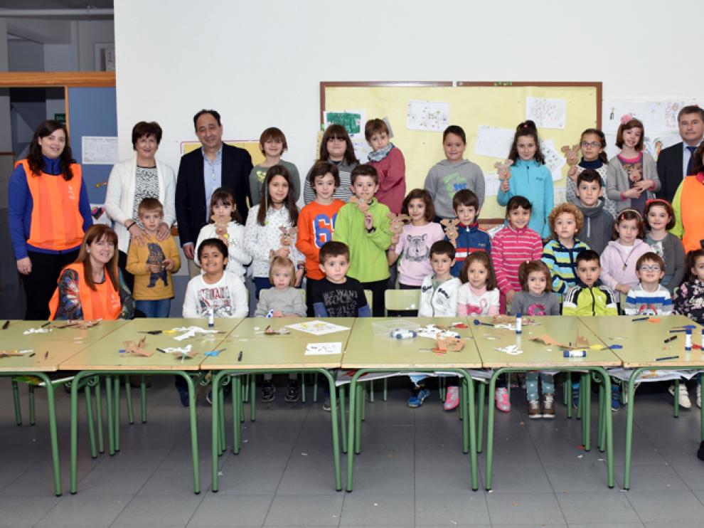 El delegado territorial y los responsables del programa con los niños y niñas participantes en 'Conciliamos en Navidad'.