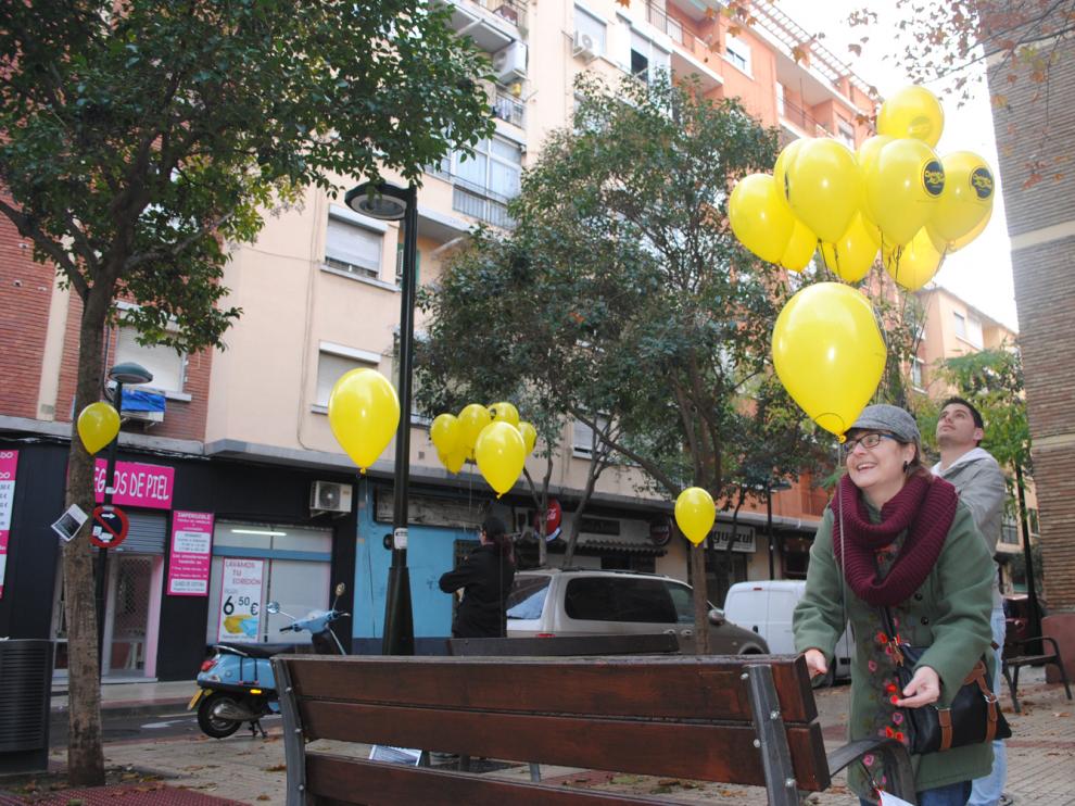 Las calles de Las Fuentes han amanecido este martes adornadas con más de 1.000 globos.