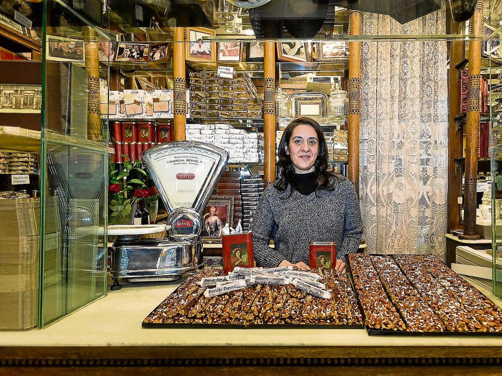 Ivana Molina, en el mostrador de Fantoba, con una amplia muestra de sus guirlaches.