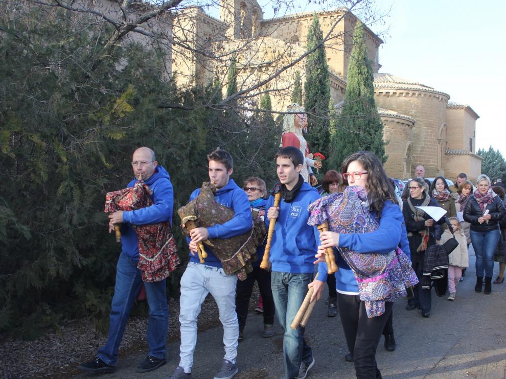 Imagen de la llegada de algunos de los vecinos al cenobio.
