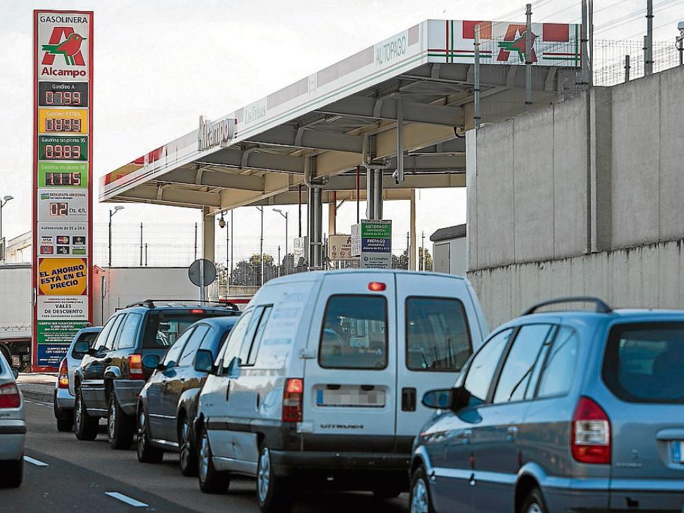 Colas de Valdefierro para llenar el depósito al menor precio.