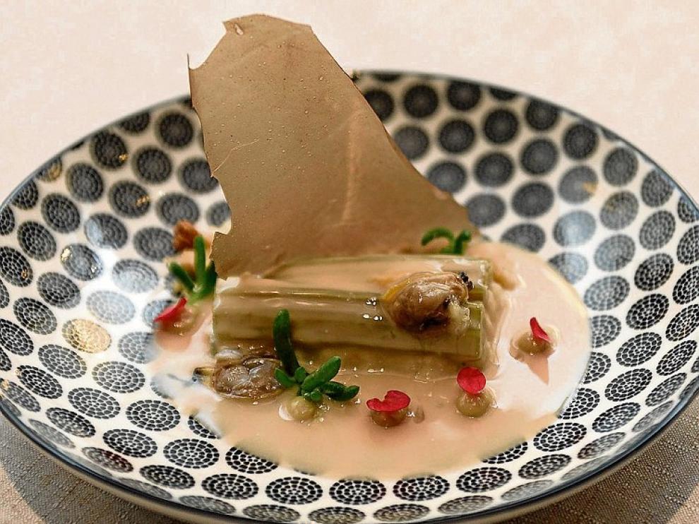 Cardo con creme royale de bacalao y jugo de chipirón.