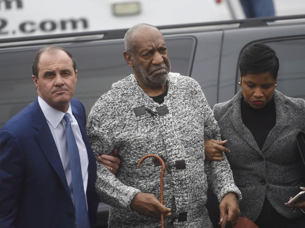 Bill Cosby, en el centro, a su llegada al juzgado