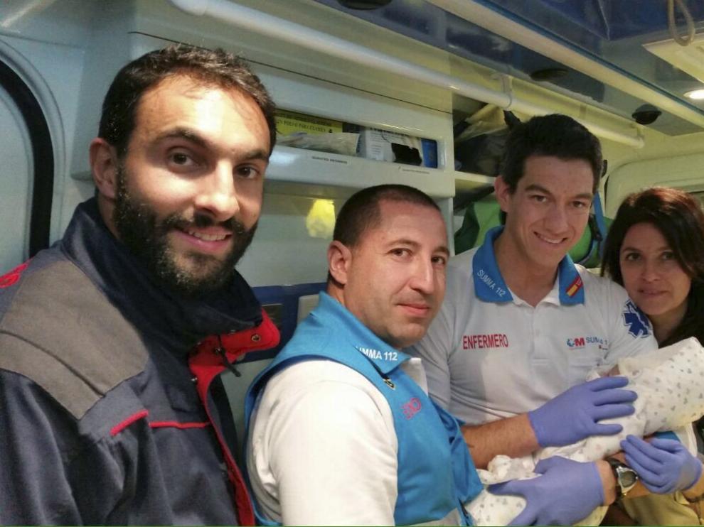 El equipo sanitario que ha atendido a la recién nacida.