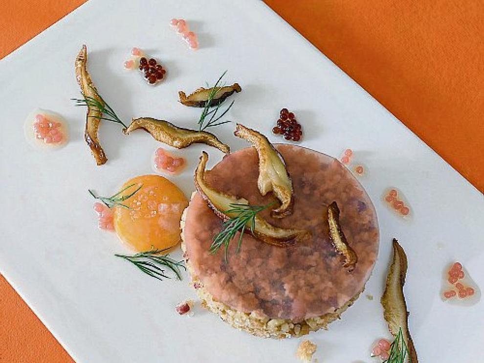 Migas con longaniza, uva y shitake.