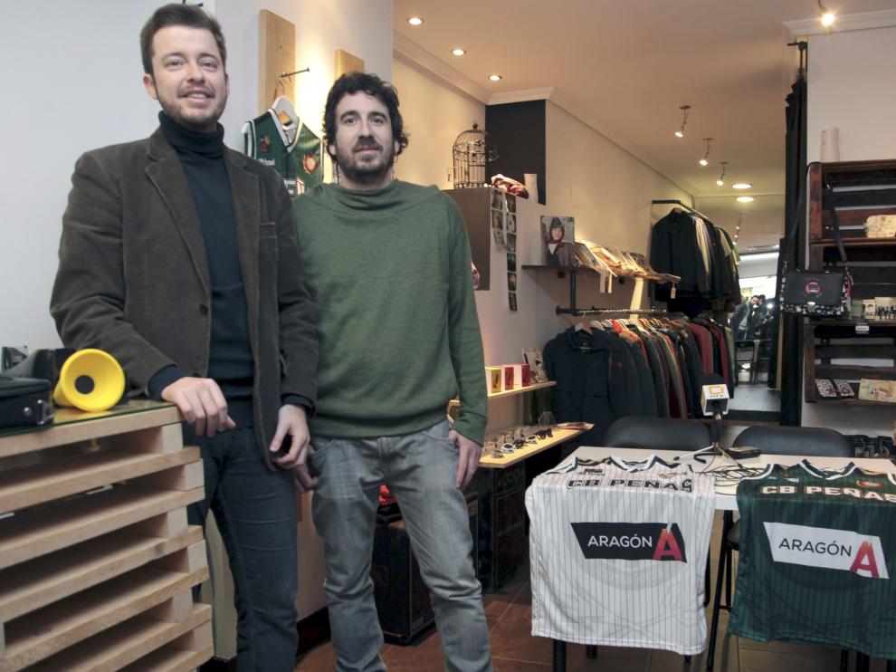 Antonio Orús, presidente del peñas, y Jorge Melero, de la tienda No Until Monday.