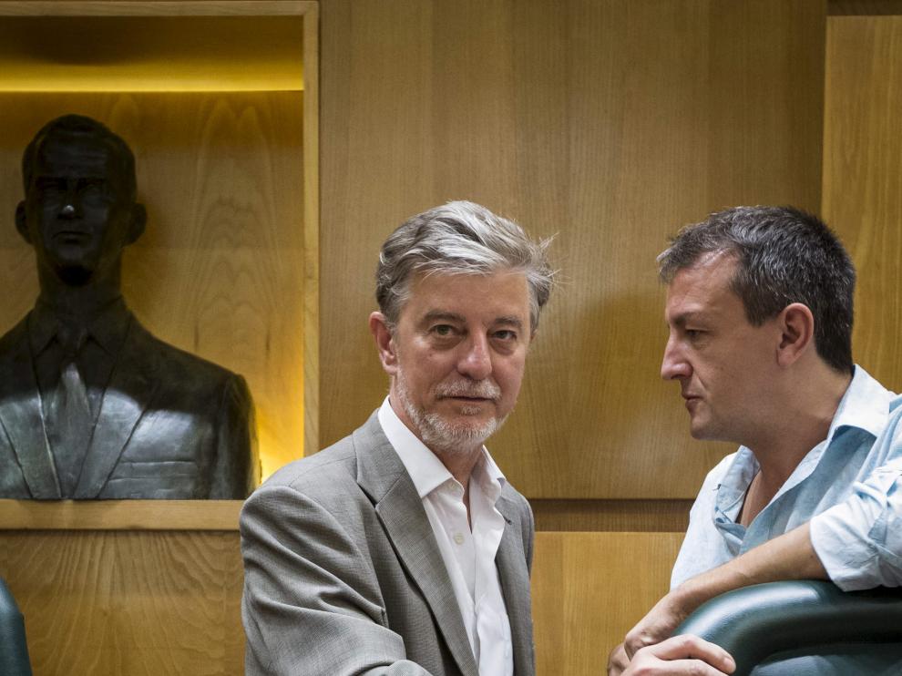 El alcalde, Pedro Santisteve, y el concejal de Economía, Fernando Rivarés, en un pleno.