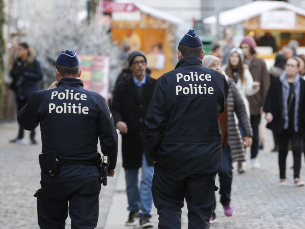 Dos policías belgas patrullan en un mercadillo navideño.