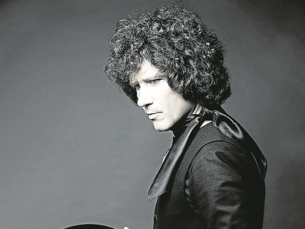 Enrique Bunbury pasea 'El libro de las mutaciones'.