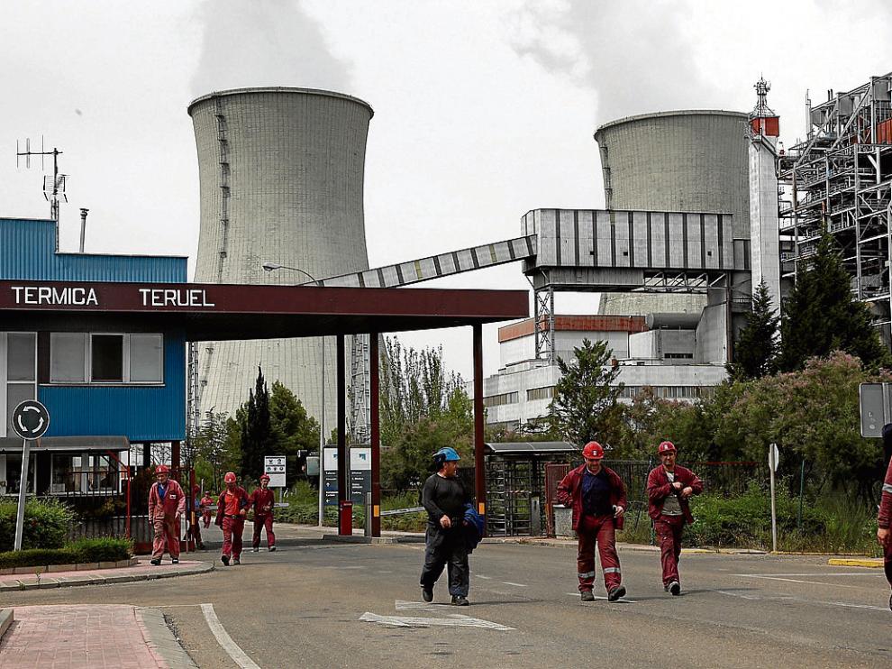 Trabajadores de la térmica al finalizar su jornada.