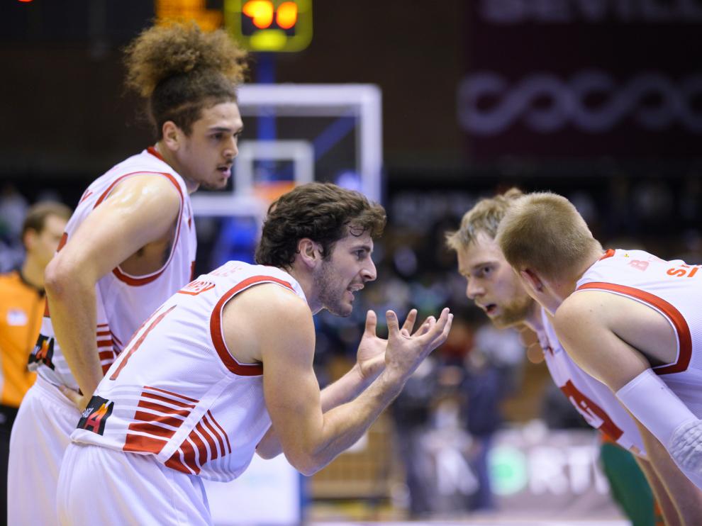 Los jugadores del CAI Zaragoza hablan durante un partido