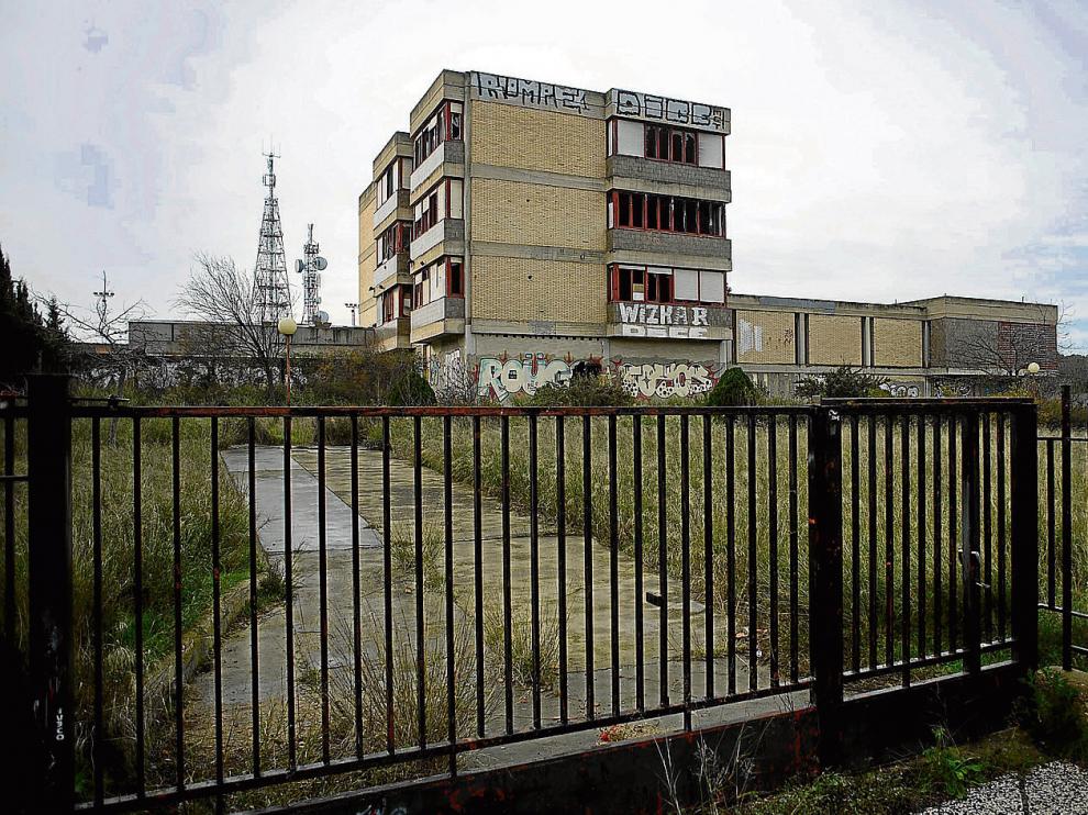 El antiguo colegio, situado junto a los pinares de Venecia, muestra en la actualidad un estado ruinoso.