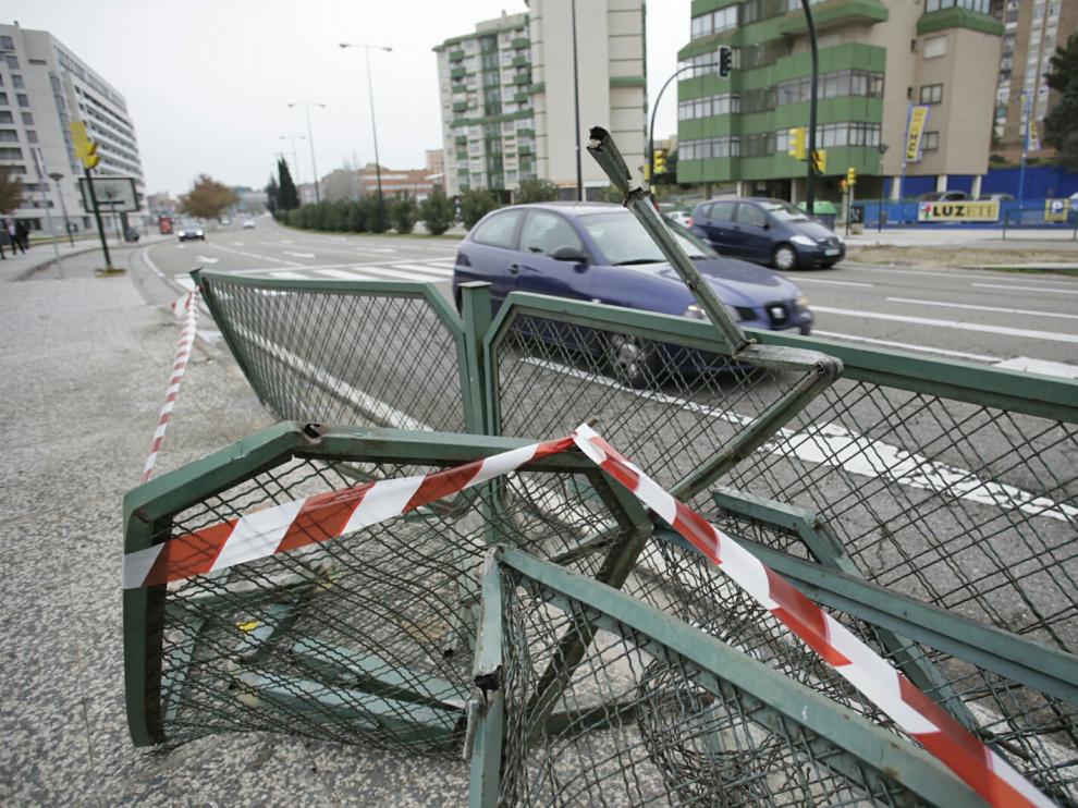 Así ha quedado la valla, tras el impacto del vehículo
