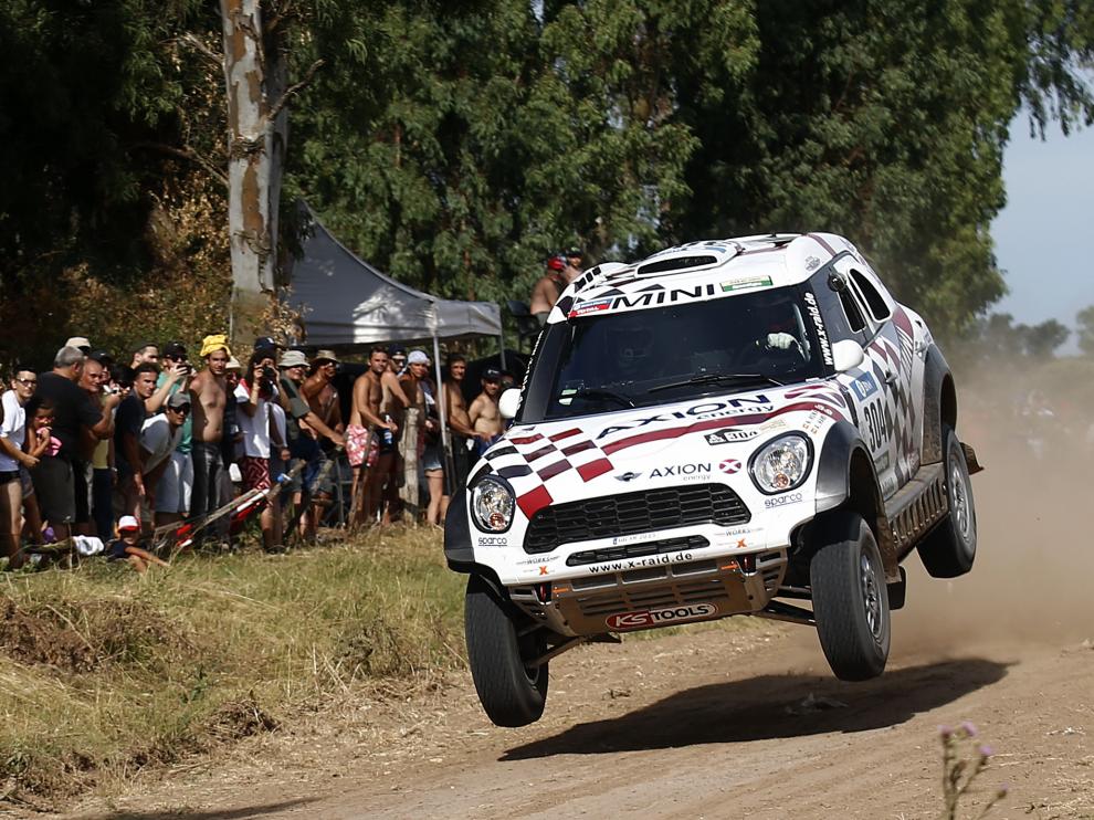 El piloto Nani Roma dentro de su vehículo durante el Dakar.