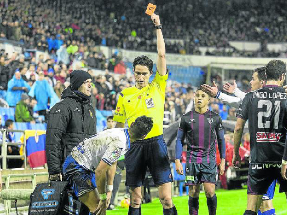 El árbitro andaluz Munuera Montero muestra la tarjeta roja a Ángel en el minuto 44 de partido.
