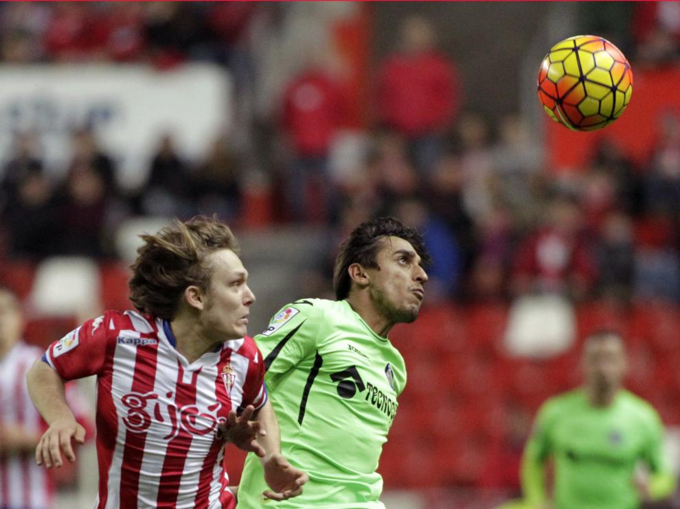 Halilovic y Damián Suárez luchan por un balón dividido.