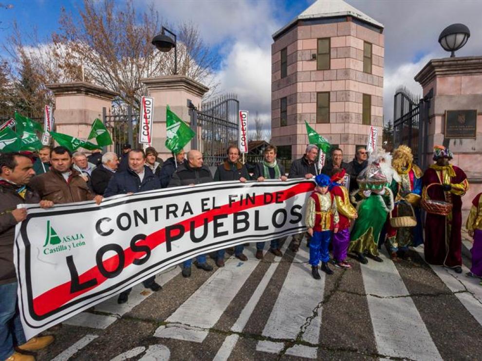 Centenares de agricultores y ganaderos convocados por Asaja de Castilla y León acompañan a los Reyes Magos en una manifestación para reivindicar ante el Ejecutivo autonómico mejores condiciones de vida en el medio rural